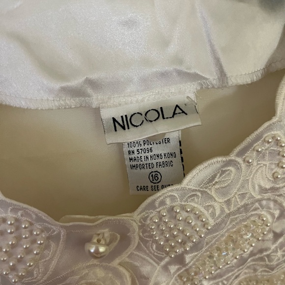 NICOLA White Satin Top with Pearl Accents Size 16 - Picture 2 of 9